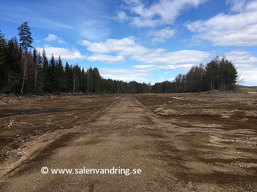 Långflon. Den gamla bygatan mot norr. Till höger låg skolhuset