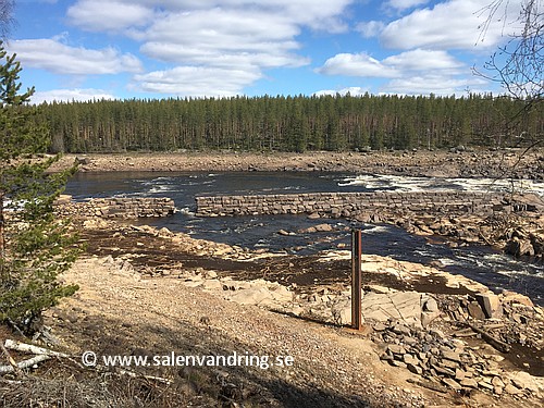 Långflon. Den gamla flottningsdammen som ledde ner timret i Sandkälleforsen