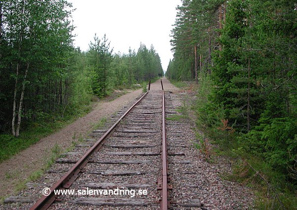 Särnabanan. En kilometer norr om Malungsfors tar rälsen slut med en stoppbock