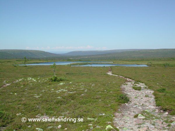 Från Köarskarsfjallets vindskydd västerut mot tjärnarna och Tandådalen