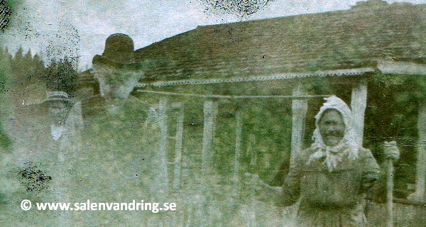 Ole och Pernille vid Stora Mobergets gård, troligen 1904 eller 1905. Bredvid anas en annan person, kanske den yngste sonen August?