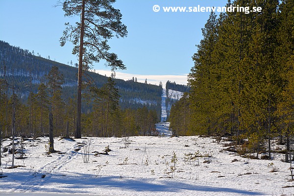 Söderut ser vi långt upp på Stora Moberget