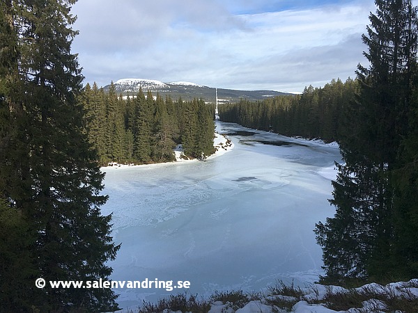 Den branta sluttningen ner mot nipan i älven kallas Våtdalsbröstet och vi har en härlig vy upp mot Faksefjell