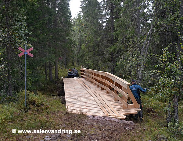 Ny bro över Norra Saldalsbäcken. Länsstyrelsen gör den sista målningen av den nya bron 2023-09-01