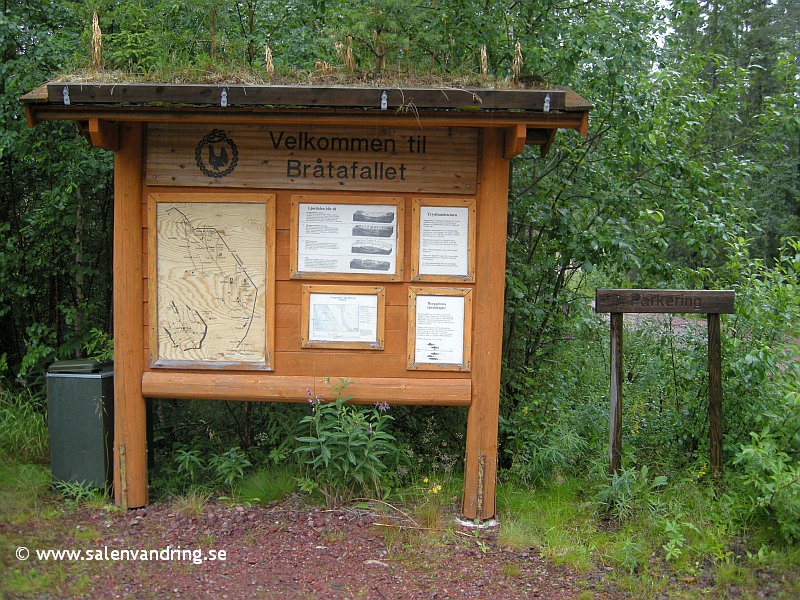 Informationstavlan för Bråtafallet vid parkeringen, juli 2009