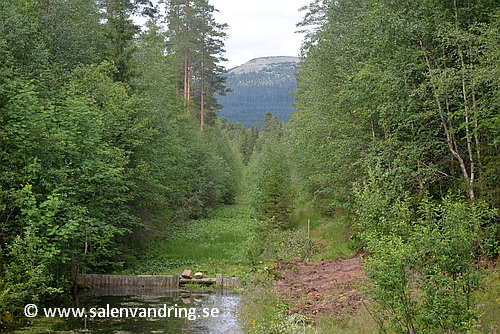 Støa kanal vidare norrut. Granfjällsstöten i bakgrunden