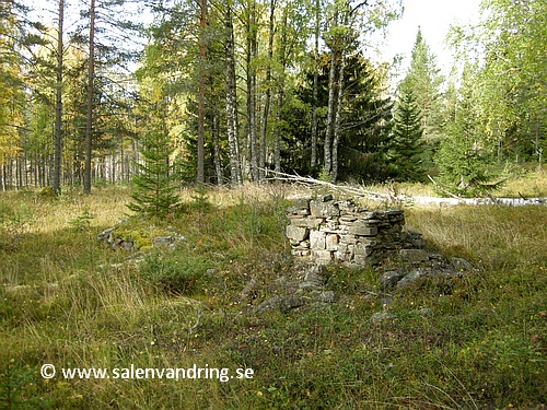 Grunden och eldstaden vid Stora Mobergets gård